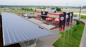Solarmodule und Windkraftrad bei Burger King zur Energieeffizienz