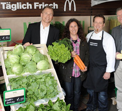 PR-Aktion: McDonald’s mit Gemüsestand auf dem Wochenmarkt